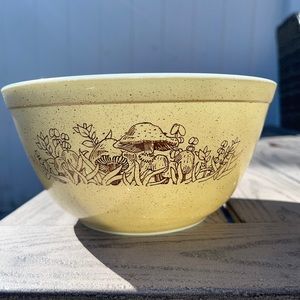 Forest Fancies/ Mushrooms Pyrex 1.5L mixing bowl #402